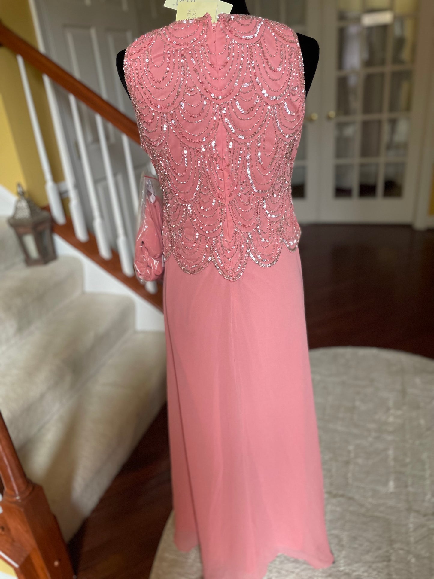 0726 SIZE:6P J KARA SOLEMN PINK SLVLSS SEQUIN&BEADED GOWN W/SCALLOPED BODICE, SCOOP NECK, CONCEALED BACK ZIPPER, A-LINE SKIRT W/OVERLAY AND COOR SCARF NWT RTL:$309.99