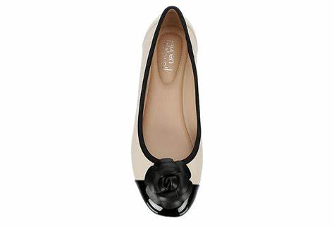 1227 SIZE:9.5M LAUREN BLAKWELL LORELEI NUDE&BLACK FLATS W/FLORAL ACCENT AT TOE RTL:$49.99